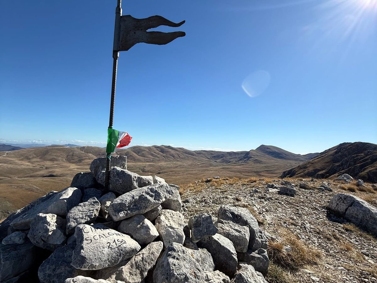 L'ometto di pietre sulla cima dello Scalone, 2150 metri, con una croce di ferro, una piccola bandiera d'acciaio e un tricolore