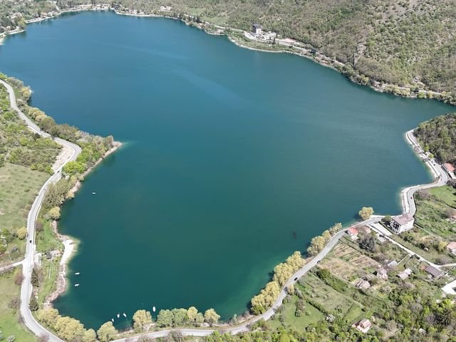 Il Lago di Scanno visto dall'alto, con la sua forma a cuore, tra boschi e montagne