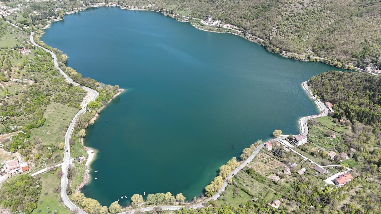 Il Lago di Scanno visto dall'alto, con la sua forma a cuore, tra boschi e montagne