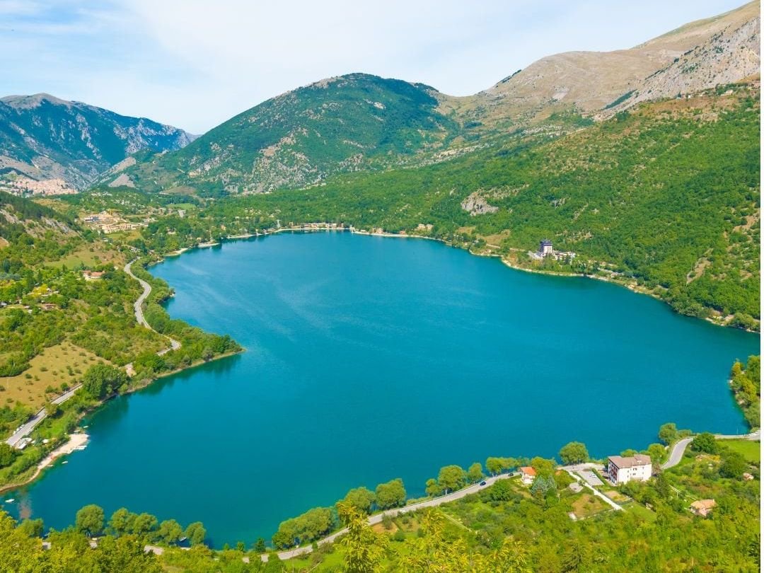 Il Lago di Scanno visto dall'alto, con la sua forma a cuore, circondato da boschi e montagne