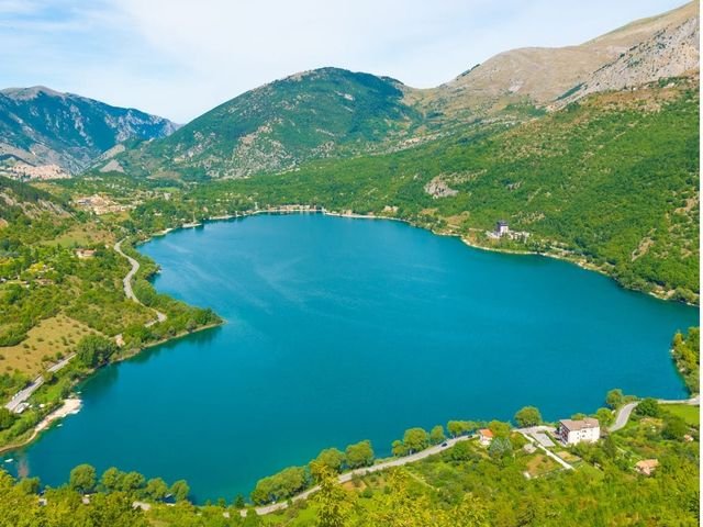 Il Lago di Scanno visto dall'alto, con la sua forma a cuore, circondato da boschi e montagne