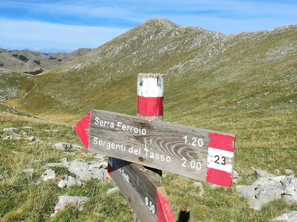 Monte Godi con freccia segnavia