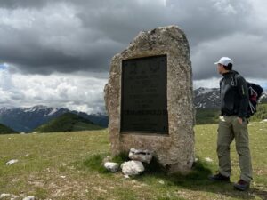 Stele del Papa con escursionista