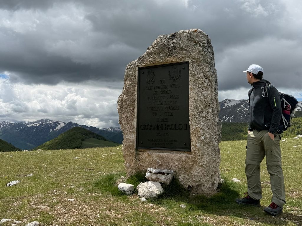 Stele del Papa con escursionista
